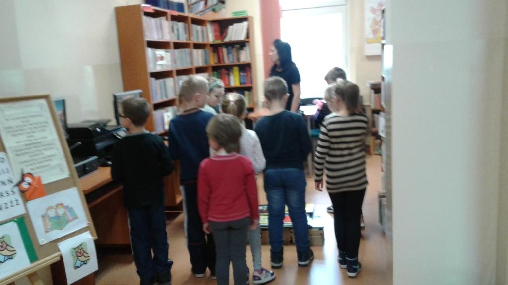 Pasowanie uczni�w klas pierwszych na czytelnik�w 2017