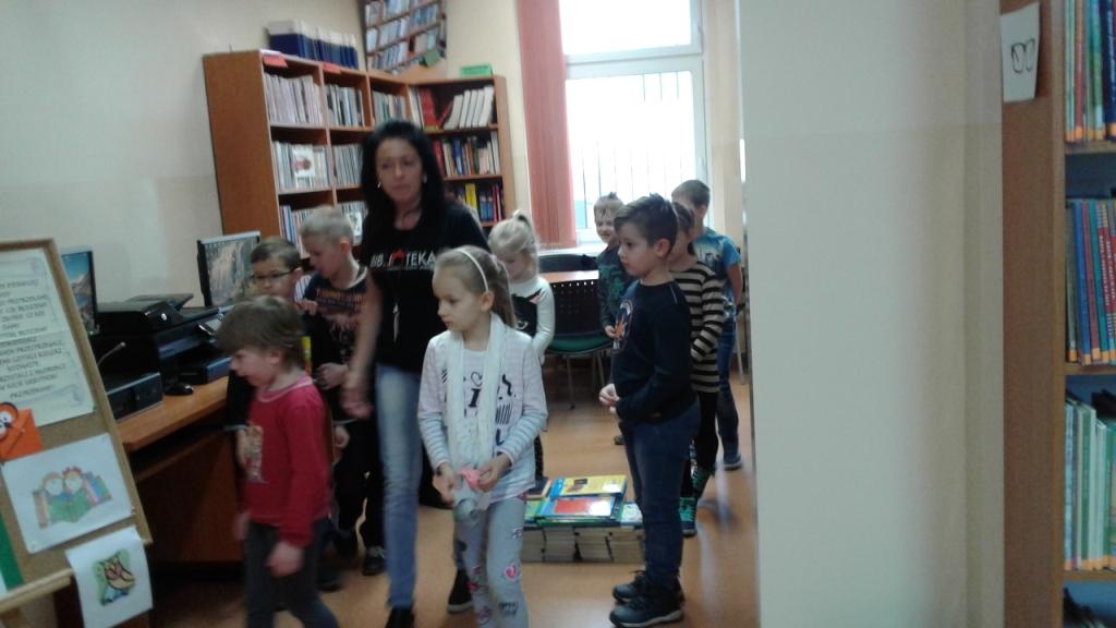 Pasowanie uczni�w klas pierwszych na czytelnik�w 2017