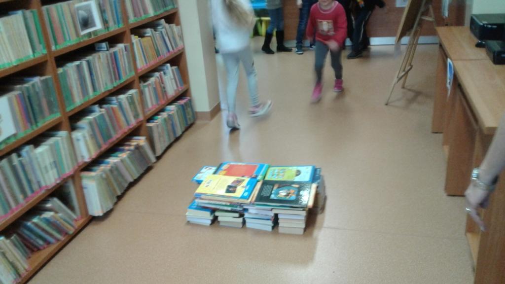 Pasowanie uczni�w klas pierwszych na czytelnik�w 2017