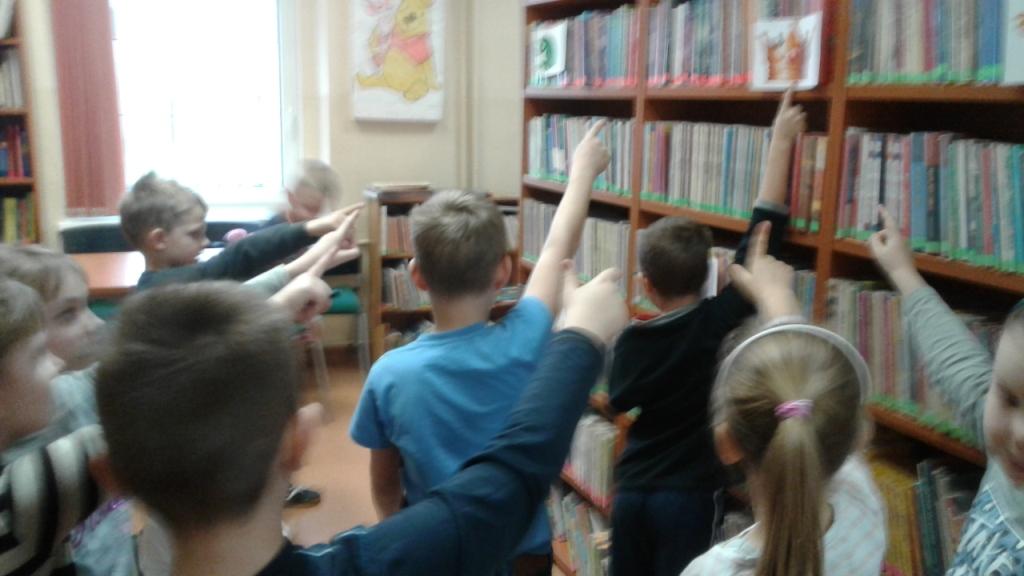 Pasowanie uczni�w klas pierwszych na czytelnik�w 2017