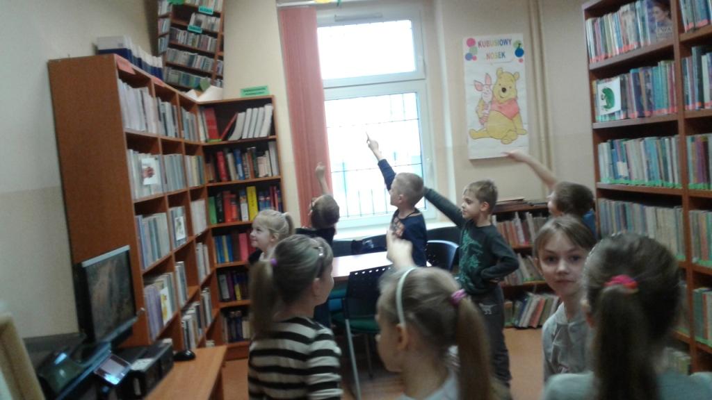 Pasowanie uczni�w klas pierwszych na czytelnik�w 2017
