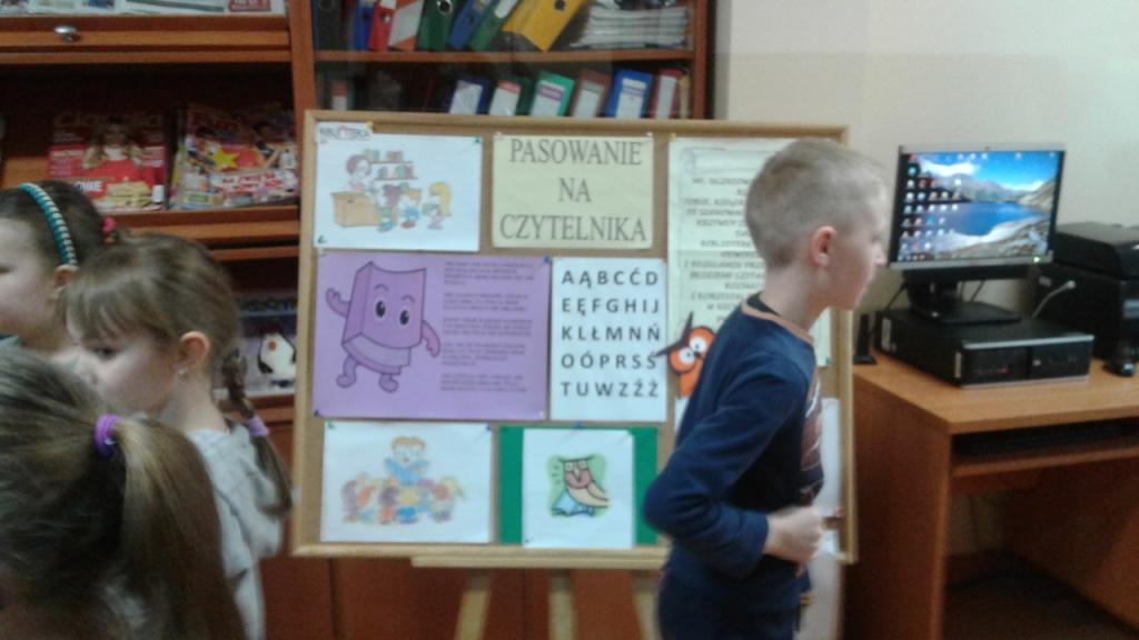 Pasowanie uczni�w klas pierwszych na czytelnik�w 2017
