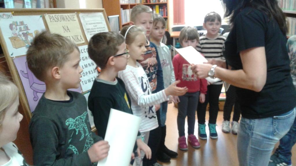 Pasowanie uczni�w klas pierwszych na czytelnik�w 2017