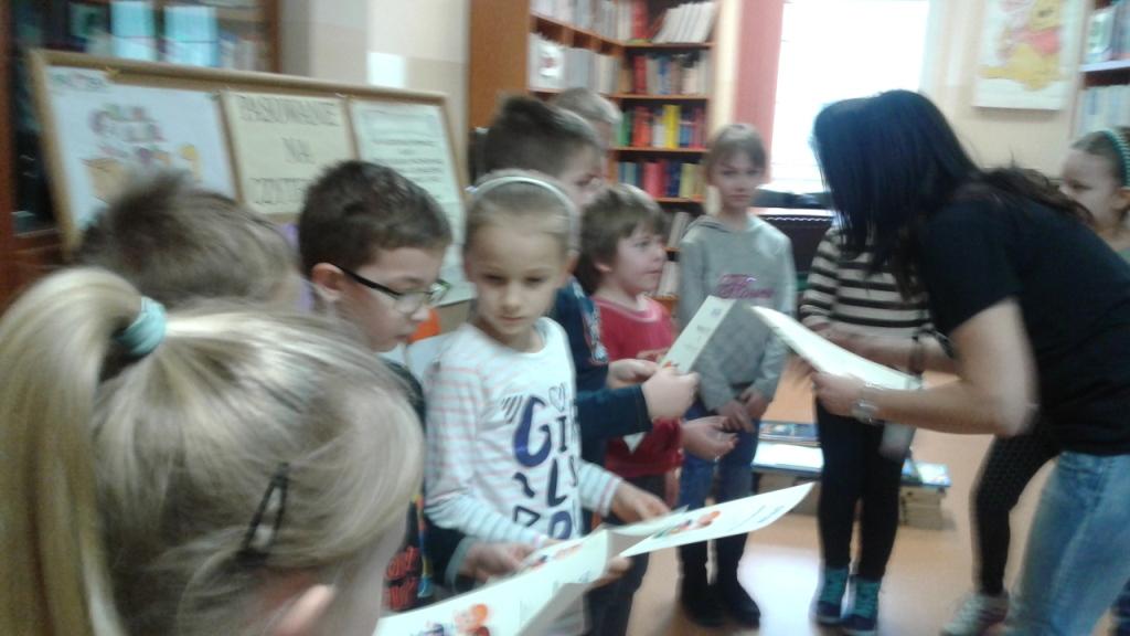 Pasowanie uczni�w klas pierwszych na czytelnik�w 2017