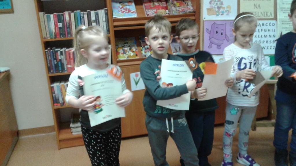 Pasowanie uczni�w klas pierwszych na czytelnik�w 2017