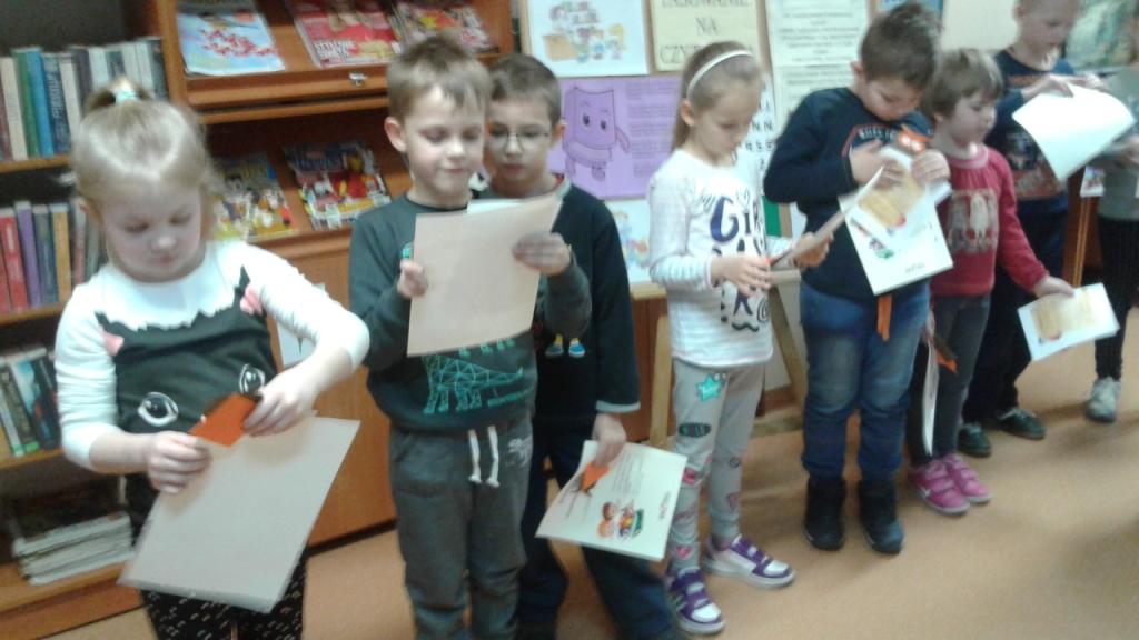 Pasowanie uczni�w klas pierwszych na czytelnik�w 2017