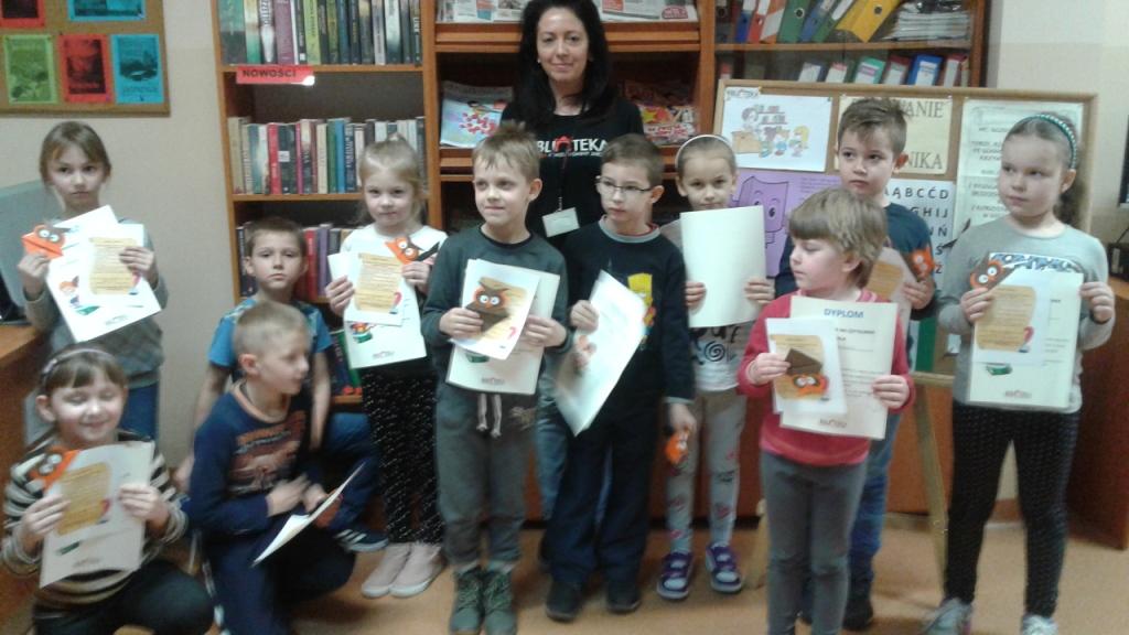 Pasowanie uczni�w klas pierwszych na czytelnik�w 2017