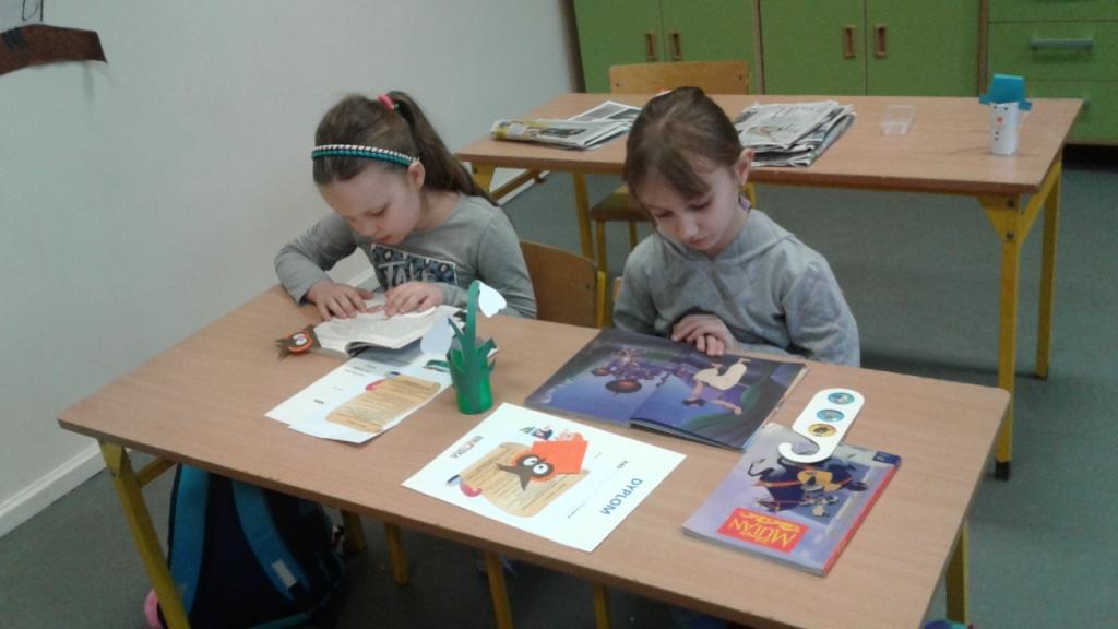 Pasowanie uczni�w klas pierwszych na czytelnik�w 2017