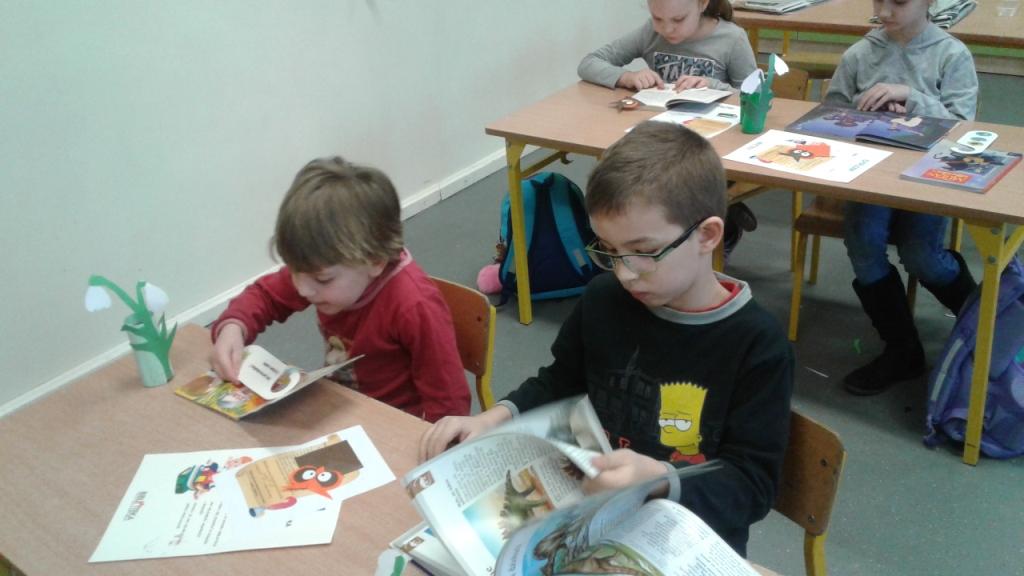 Pasowanie uczni�w klas pierwszych na czytelnik�w 2017