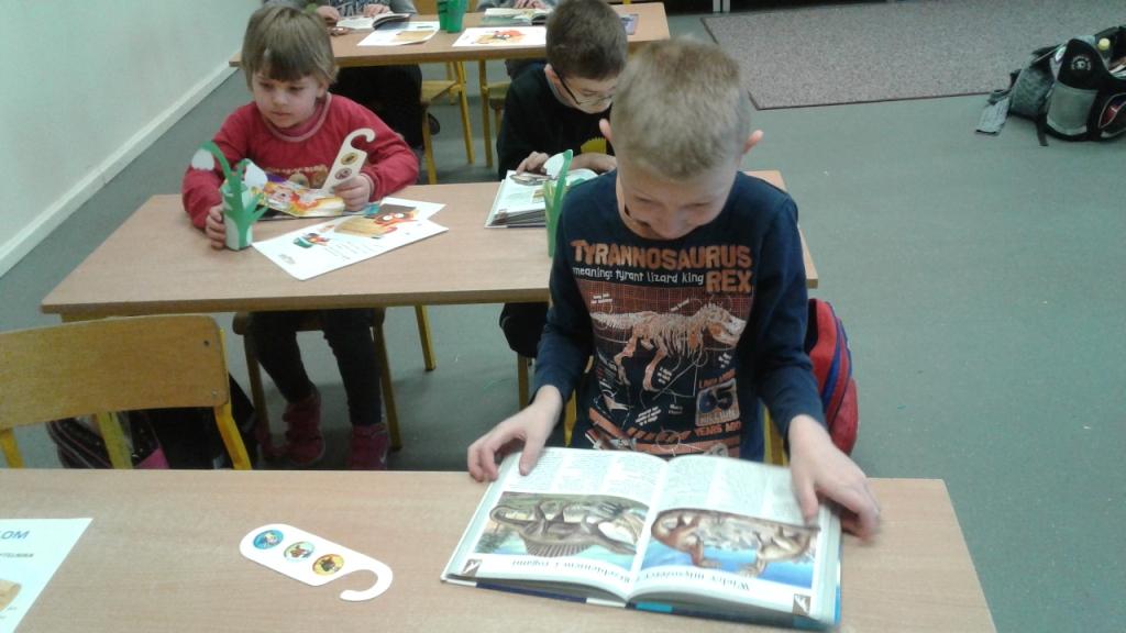 Pasowanie uczni�w klas pierwszych na czytelnik�w 2017
