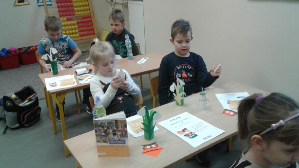Pasowanie uczni�w klas pierwszych na czytelnik�w 2017