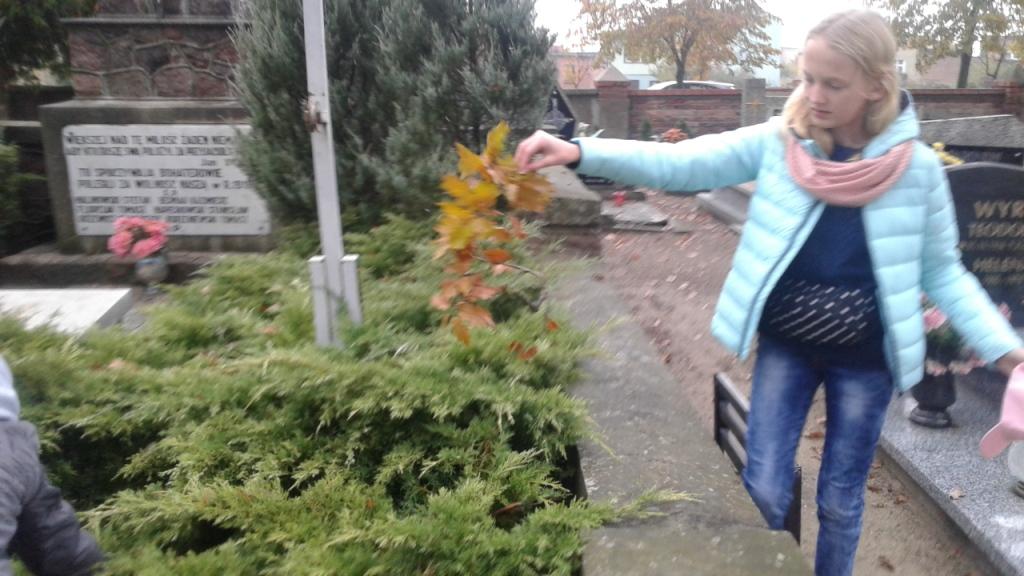 Dzia�alno�� Szkolnego Ko�a PCK Szko�a Podstawowa - wyjazd na cmentarz