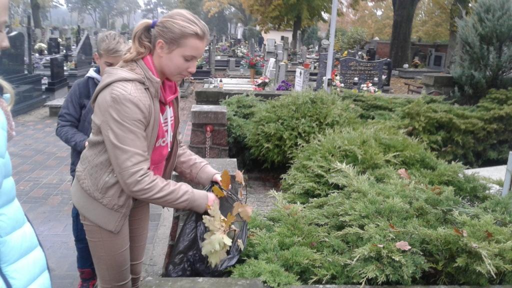 Dzia�alno�� Szkolnego Ko�a PCK Szko�a Podstawowa - wyjazd na cmentarz