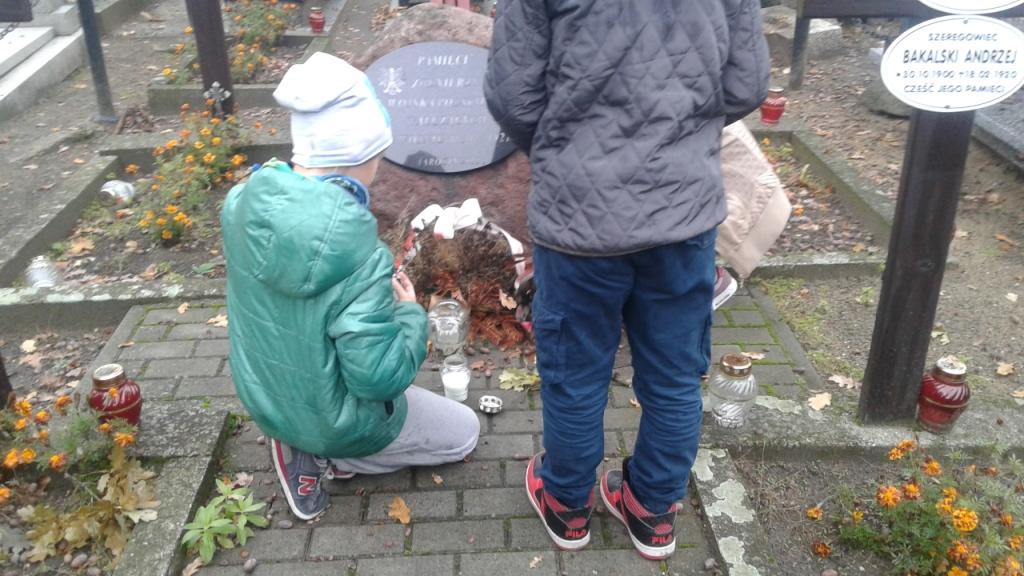 Dzia�alno�� Szkolnego Ko�a PCK Szko�a Podstawowa - wyjazd na cmentarz