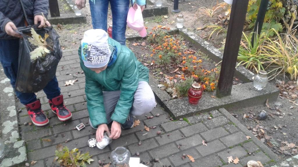 Dzia�alno�� Szkolnego Ko�a PCK Szko�a Podstawowa - wyjazd na cmentarz