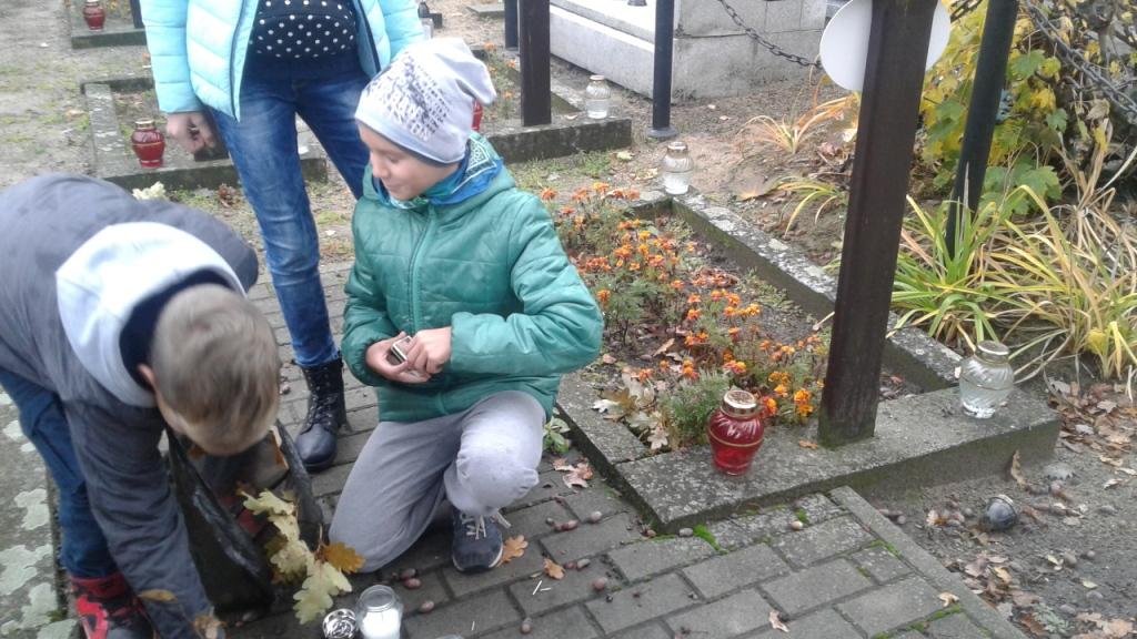 Dzia�alno�� Szkolnego Ko�a PCK Szko�a Podstawowa - wyjazd na cmentarz
