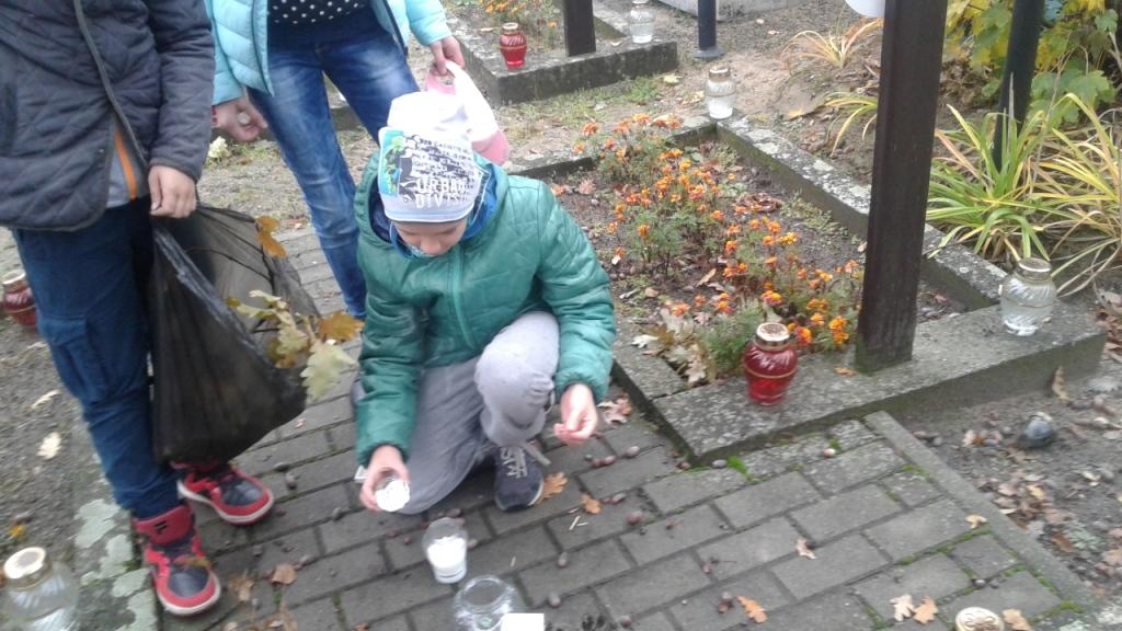 Dzia�alno�� Szkolnego Ko�a PCK Szko�a Podstawowa - wyjazd na cmentarz