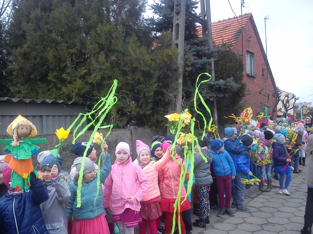 Powitanie wiosny przez dzieci z najm�odszych klas 2017