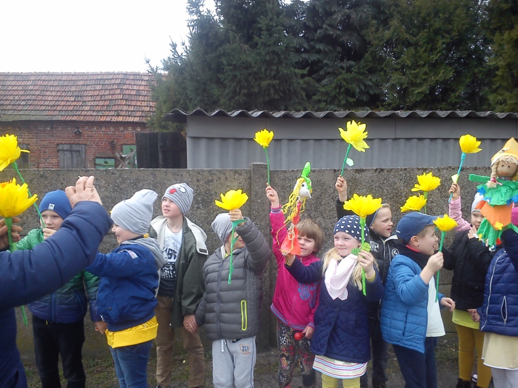 Powitanie wiosny przez dzieci z najm�odszych klas 2017