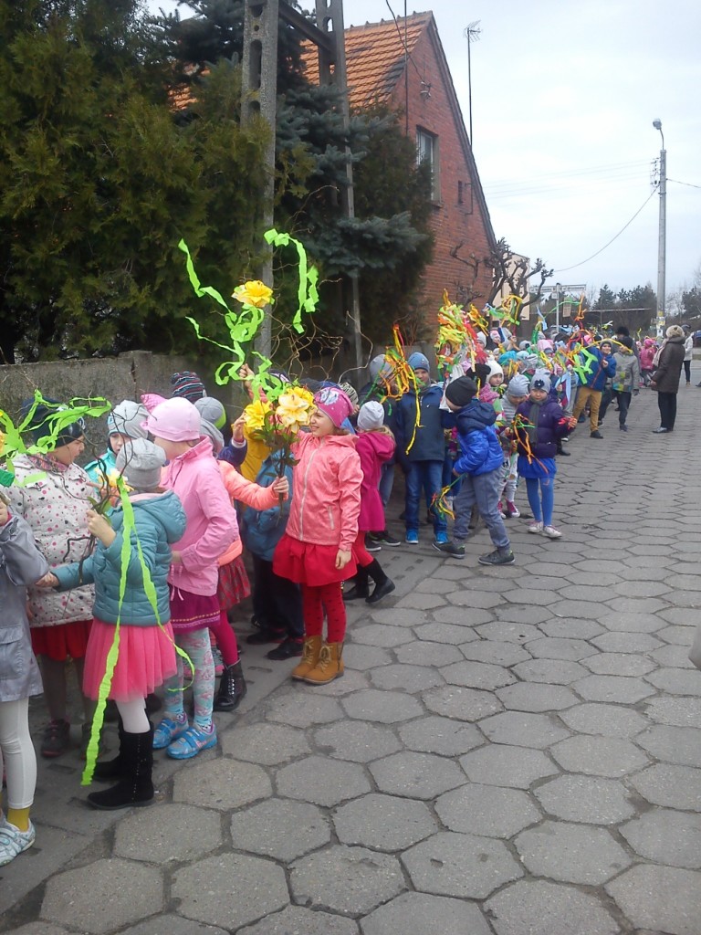 Powitanie wiosny przez dzieci z najm�odszych klas 2017