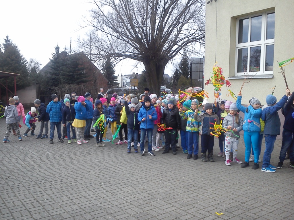 Powitanie wiosny przez dzieci z najm�odszych klas 2017