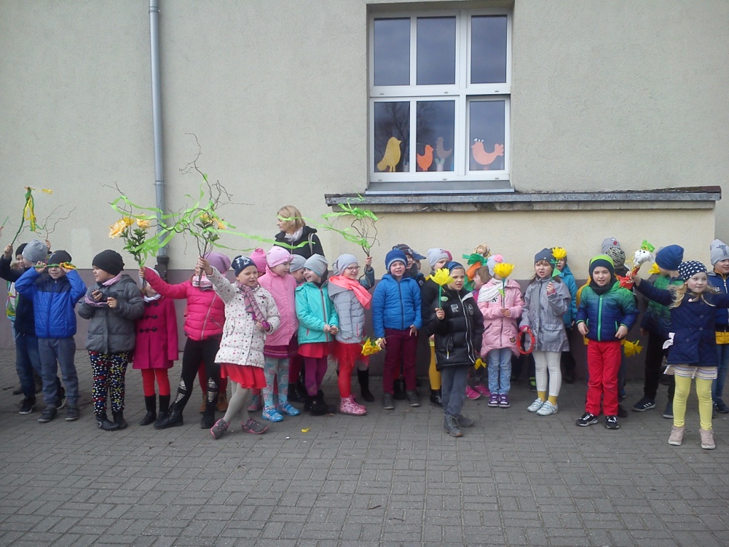 Powitanie wiosny przez dzieci z najm�odszych klas 2017