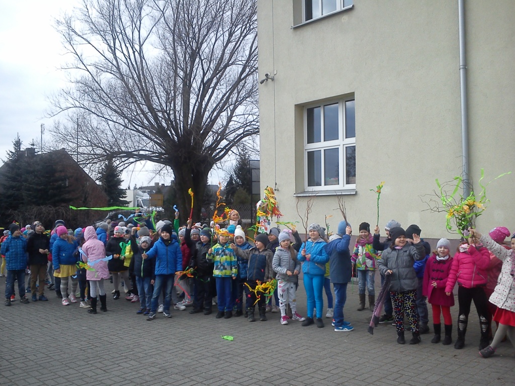 Powitanie wiosny przez dzieci z najm�odszych klas 2017
