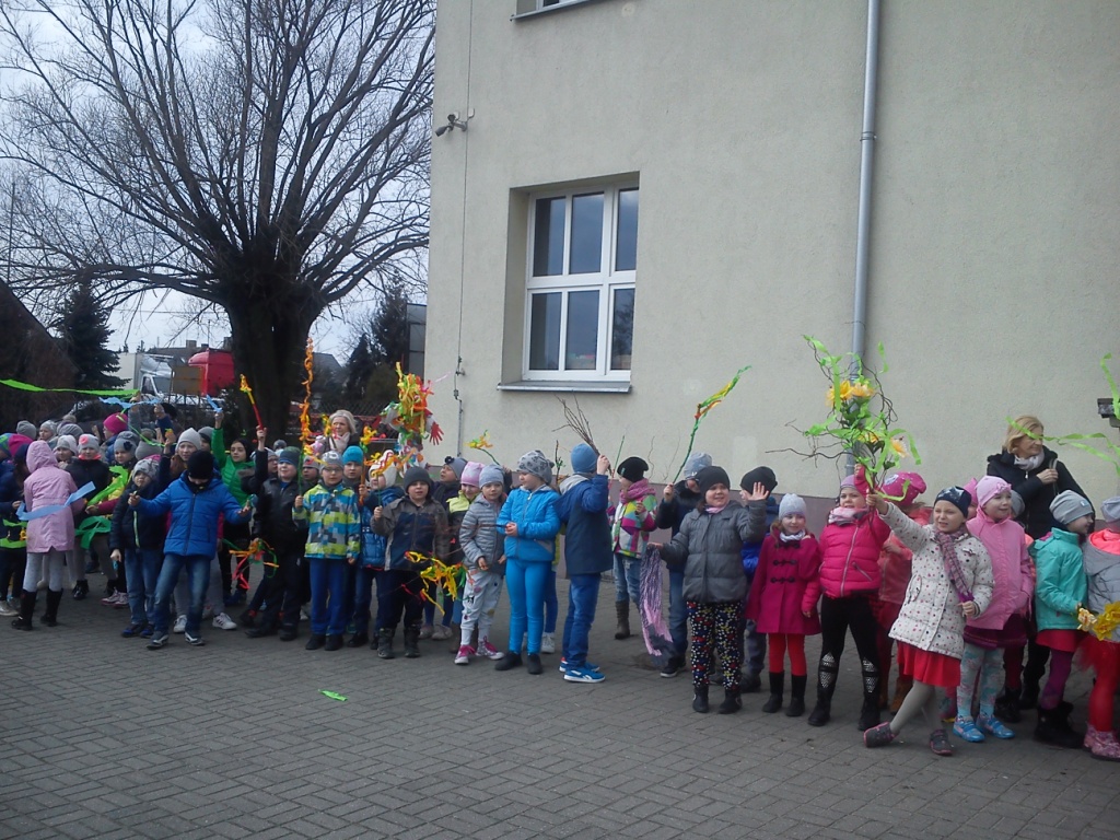 Powitanie wiosny przez dzieci z najm�odszych klas 2017