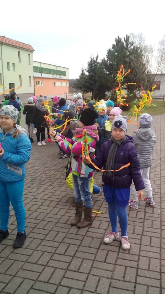 Powitanie wiosny przez dzieci z najm�odszych klas 2017