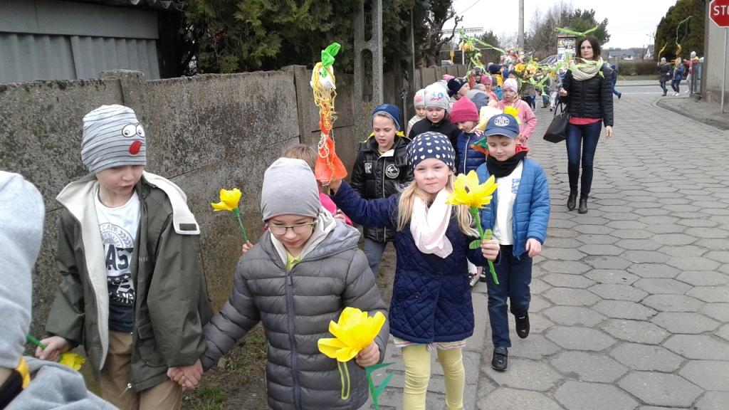 Powitanie wiosny przez dzieci z najm�odszych klas 2017