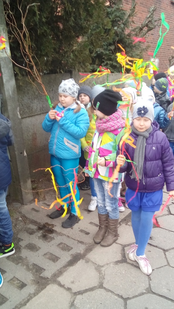 Powitanie wiosny przez dzieci z najm�odszych klas 2017