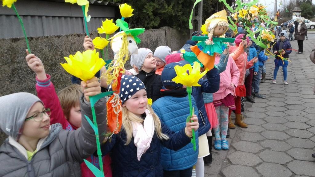 Powitanie wiosny przez dzieci z najm�odszych klas 2017