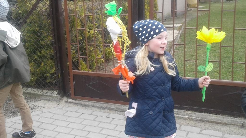 Powitanie wiosny przez dzieci z najm�odszych klas 2017