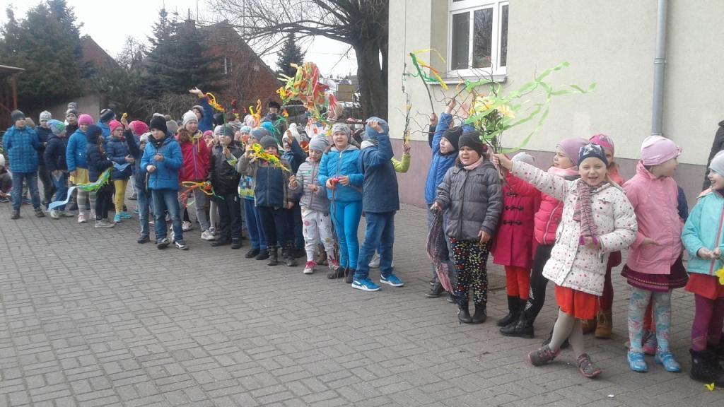 Powitanie wiosny przez dzieci z najm�odszych klas 2017