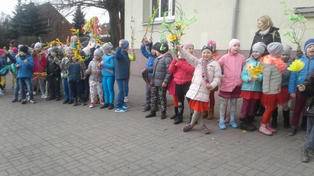 Powitanie wiosny przez dzieci z najm�odszych klas 2017