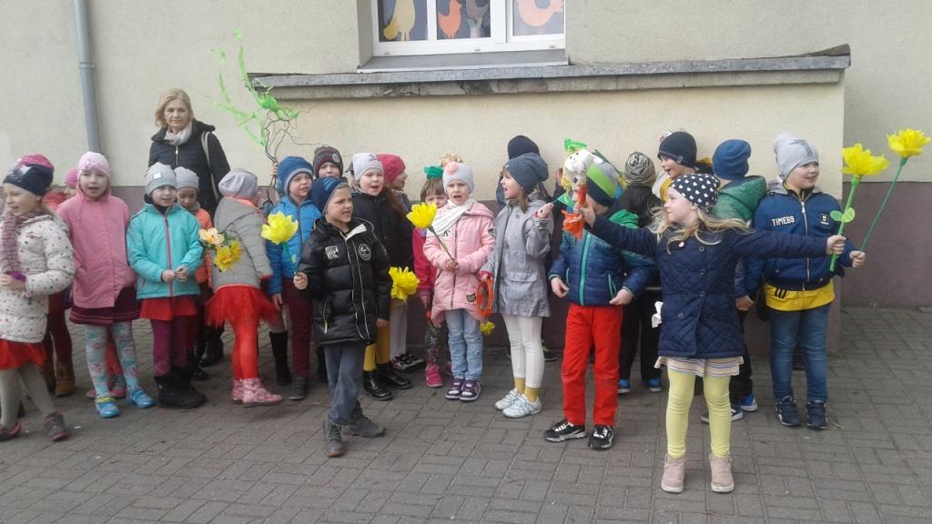 Powitanie wiosny przez dzieci z najm�odszych klas 2017