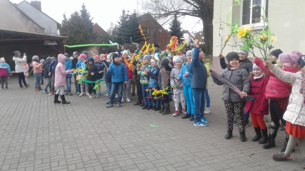 Powitanie wiosny przez dzieci z najm�odszych klas 2017