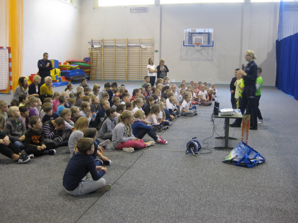 Spotkanie uczni�w klas 0 - III z przedstawicielami Powiatowej Komendy Policji w Jarocinie