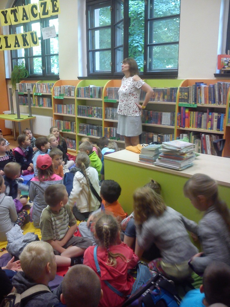 Wycieczka uczni�w klas I i II szko�y podstawowej do Biblioteki Publicznej i do kinai