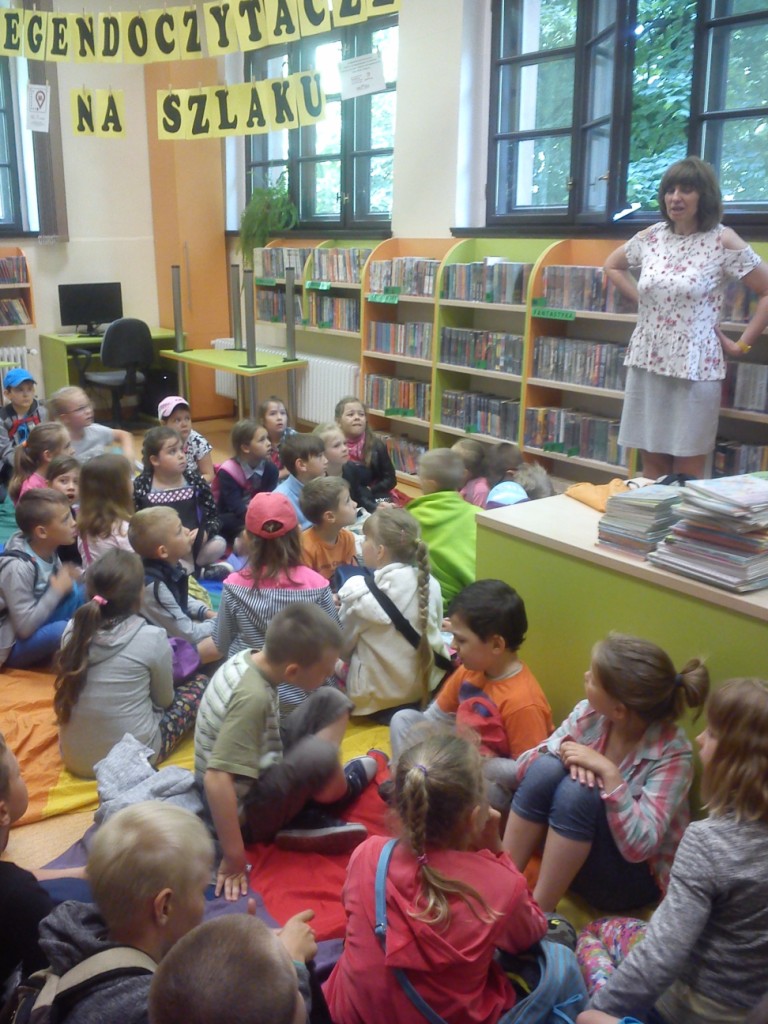 Wycieczka uczni�w klas I i II szko�y podstawowej do Biblioteki Publicznej i do kinai