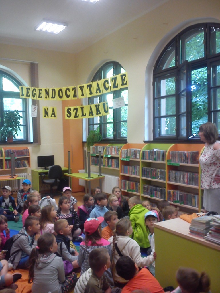 Wycieczka uczni�w klas I i II szko�y podstawowej do Biblioteki Publicznej i do kinai