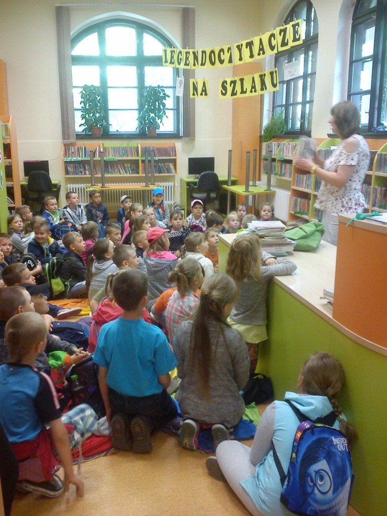 Wycieczka uczni�w klas I i II szko�y podstawowej do Biblioteki Publicznej i do kinai