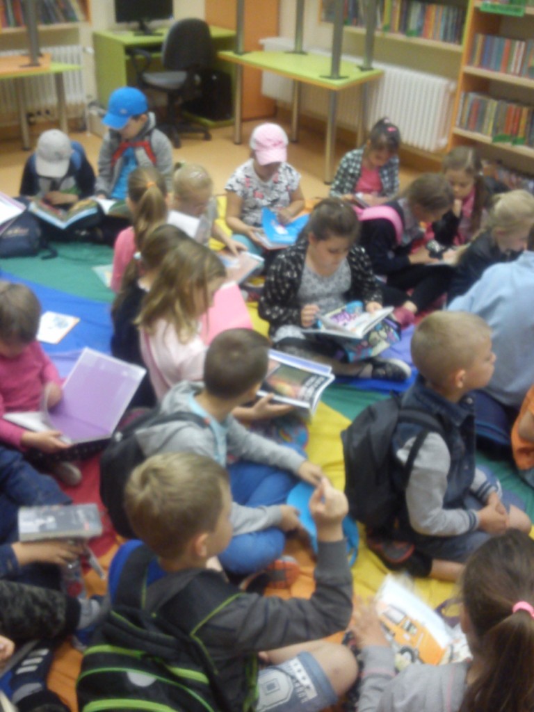 Wycieczka uczni�w klas I i II szko�y podstawowej do Biblioteki Publicznej i do kinai