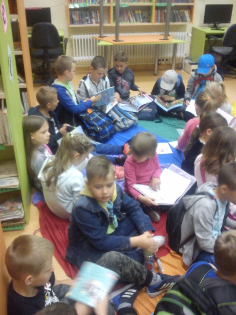Wycieczka uczni�w klas I i II szko�y podstawowej do Biblioteki Publicznej i do kinai