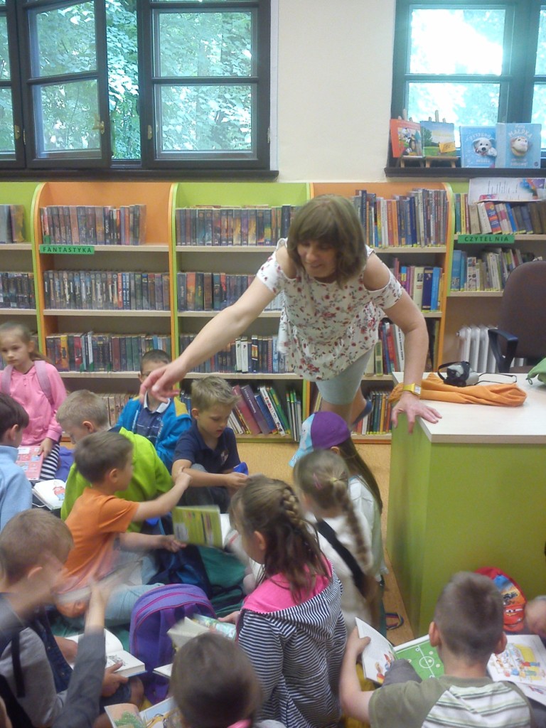 Wycieczka uczni�w klas I i II szko�y podstawowej do Biblioteki Publicznej i do kinai