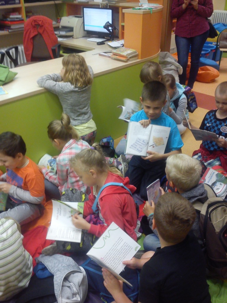 Wycieczka uczni�w klas I i II szko�y podstawowej do Biblioteki Publicznej i do kinai
