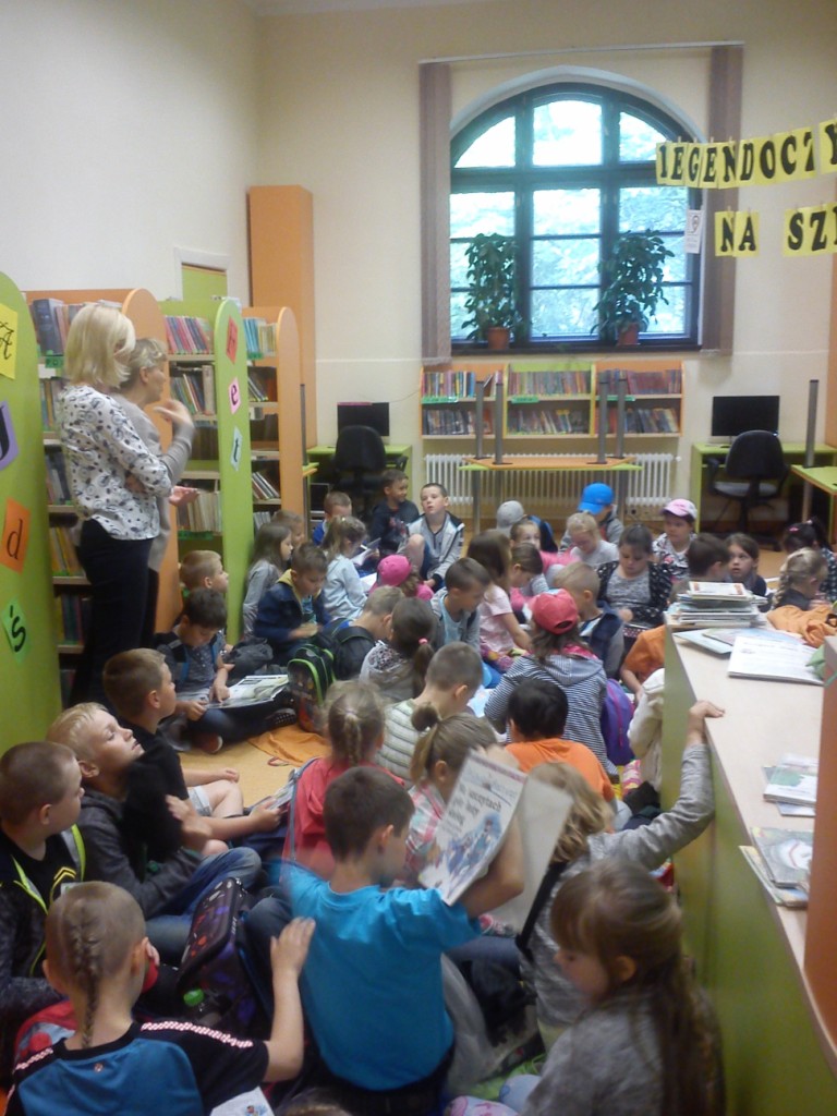 Wycieczka uczni�w klas I i II szko�y podstawowej do Biblioteki Publicznej i do kinai