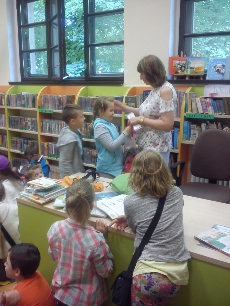 Wycieczka uczni�w klas I i II szko�y podstawowej do Biblioteki Publicznej i do kinai