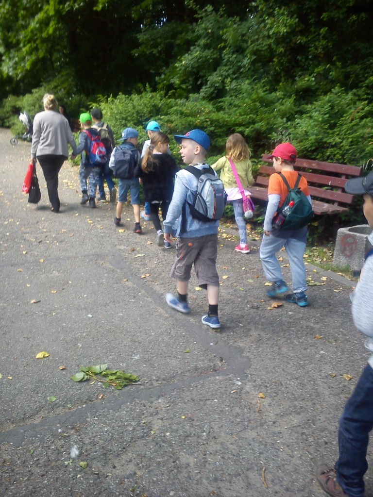 Wycieczka uczni�w klas I i II szko�y podstawowej do Biblioteki Publicznej i do kinai
