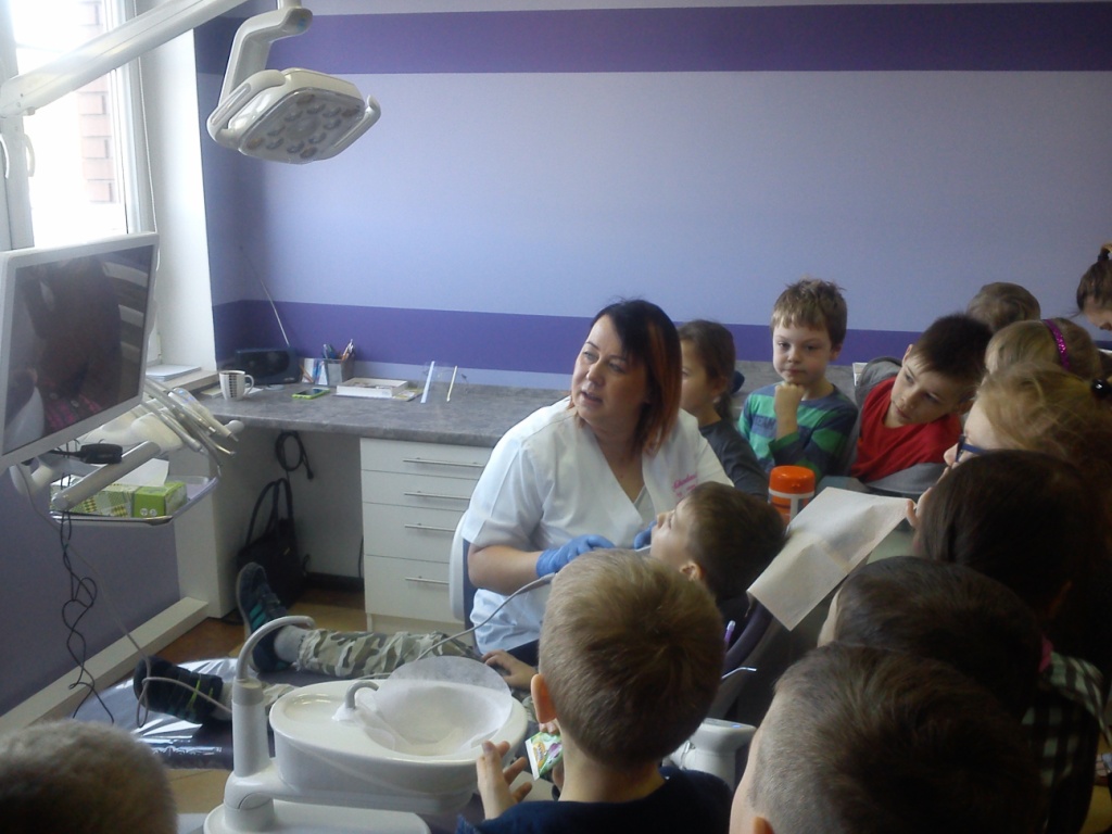 Wycieczka do gabinetu stomatologicznym i laboratorium analitycznego